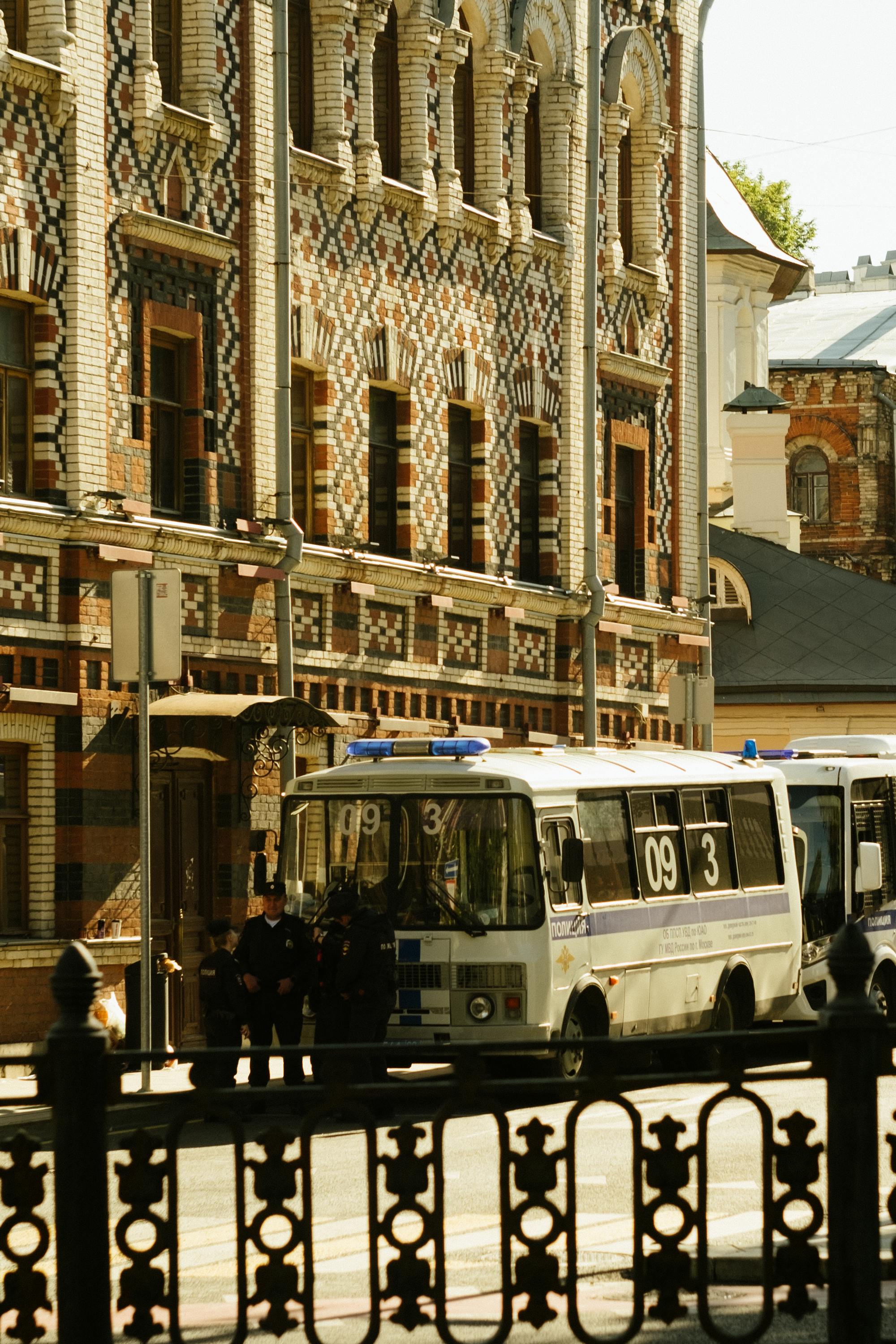 Polițiștii au oprit un transport ilegal de lemn pe DN 57