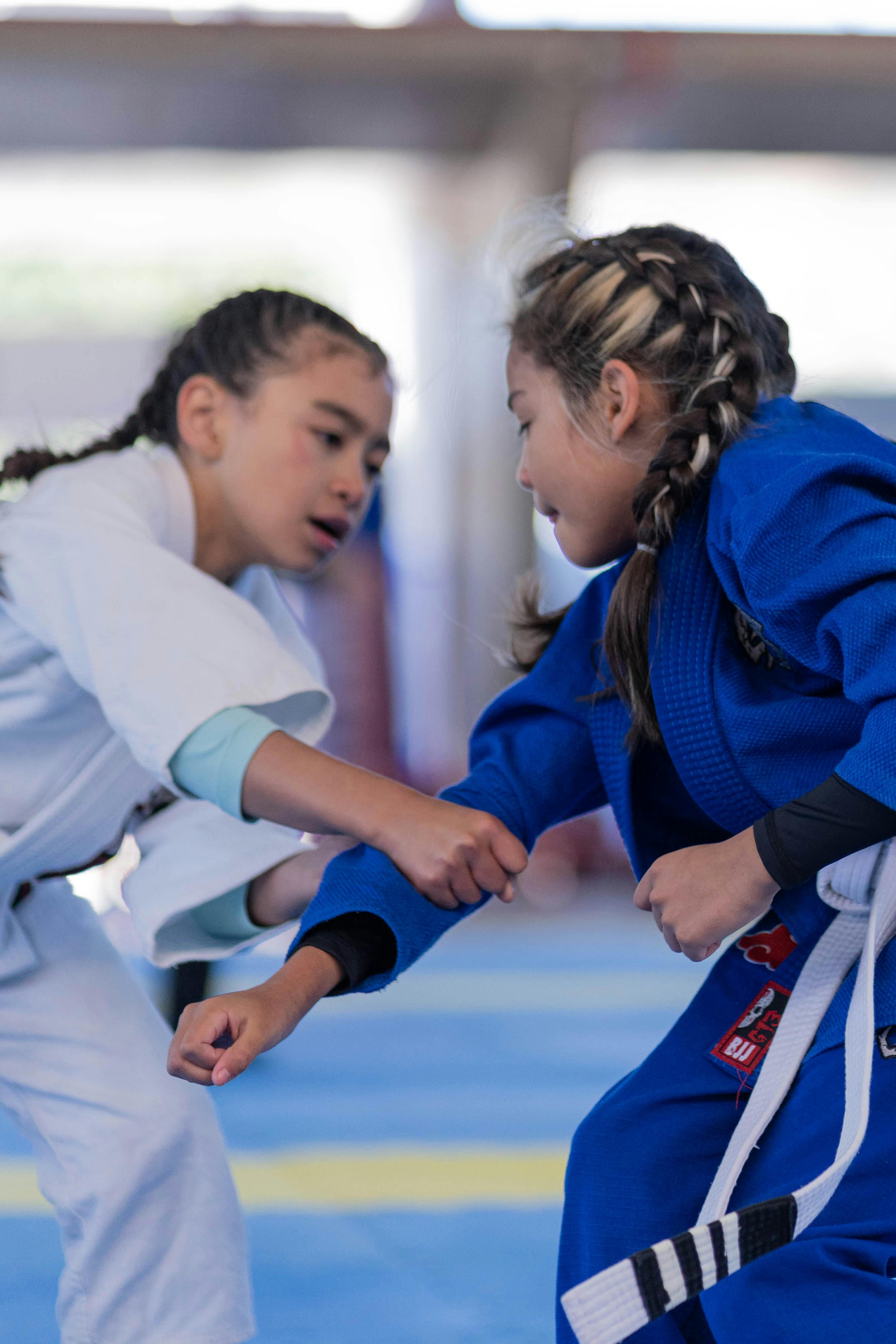 girls in kimonos fighting