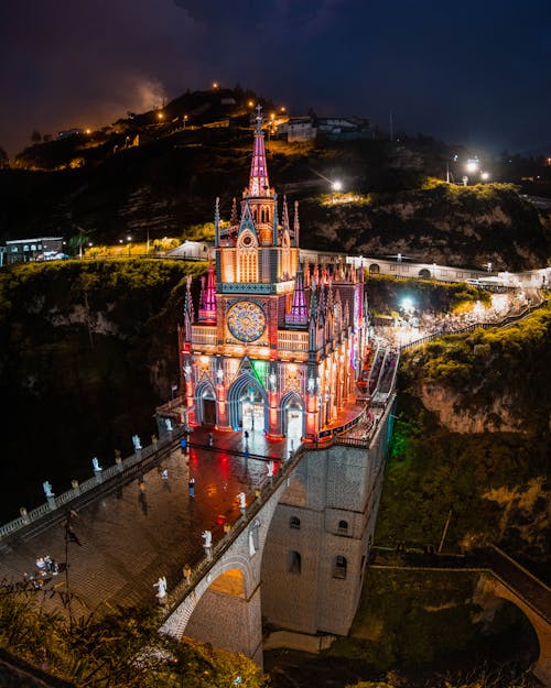 Foto profissional grátis de arquitetônico, basílica, cênico