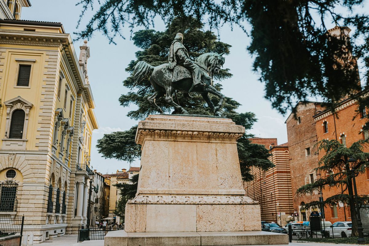 Statuia ecvestra din Piazza Bra, cu zidul arenei in dreapta
