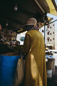在摩洛哥马拉喀什的香料市场，一名戴帽子的妇女正在购物