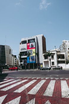 卡萨布兰卡的城市街景，展现了独特的建筑风貌和充满活力的街头生活