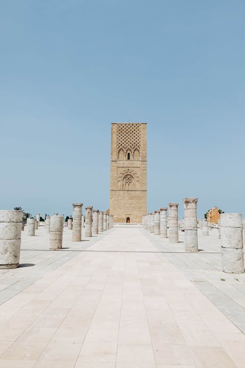 Monumento In Cemento Beige