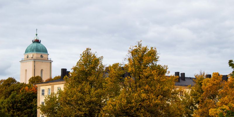 La iglesia de Suomenlinna en otoño