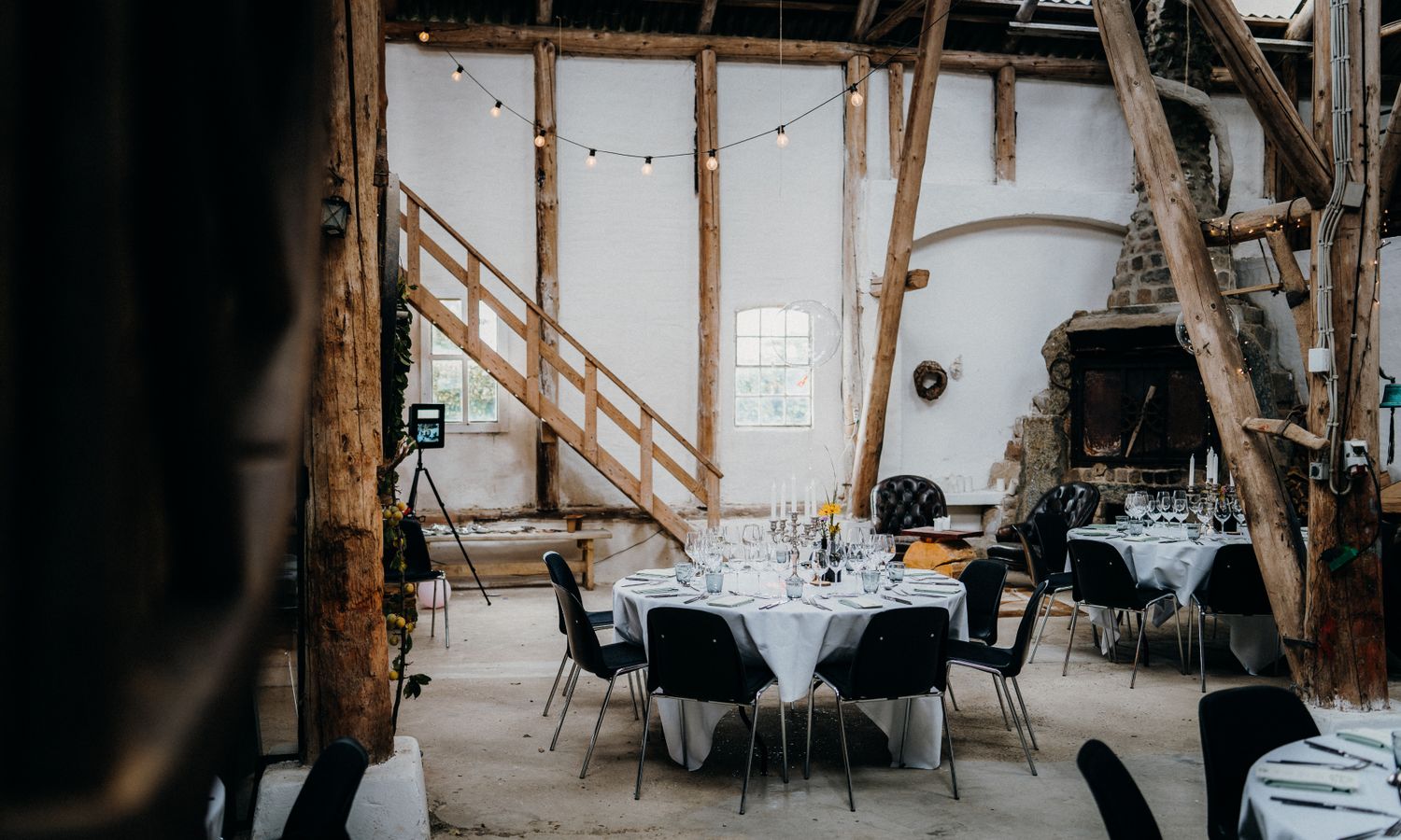 Espacio interior de una masía acondicionado para una cena de empresa