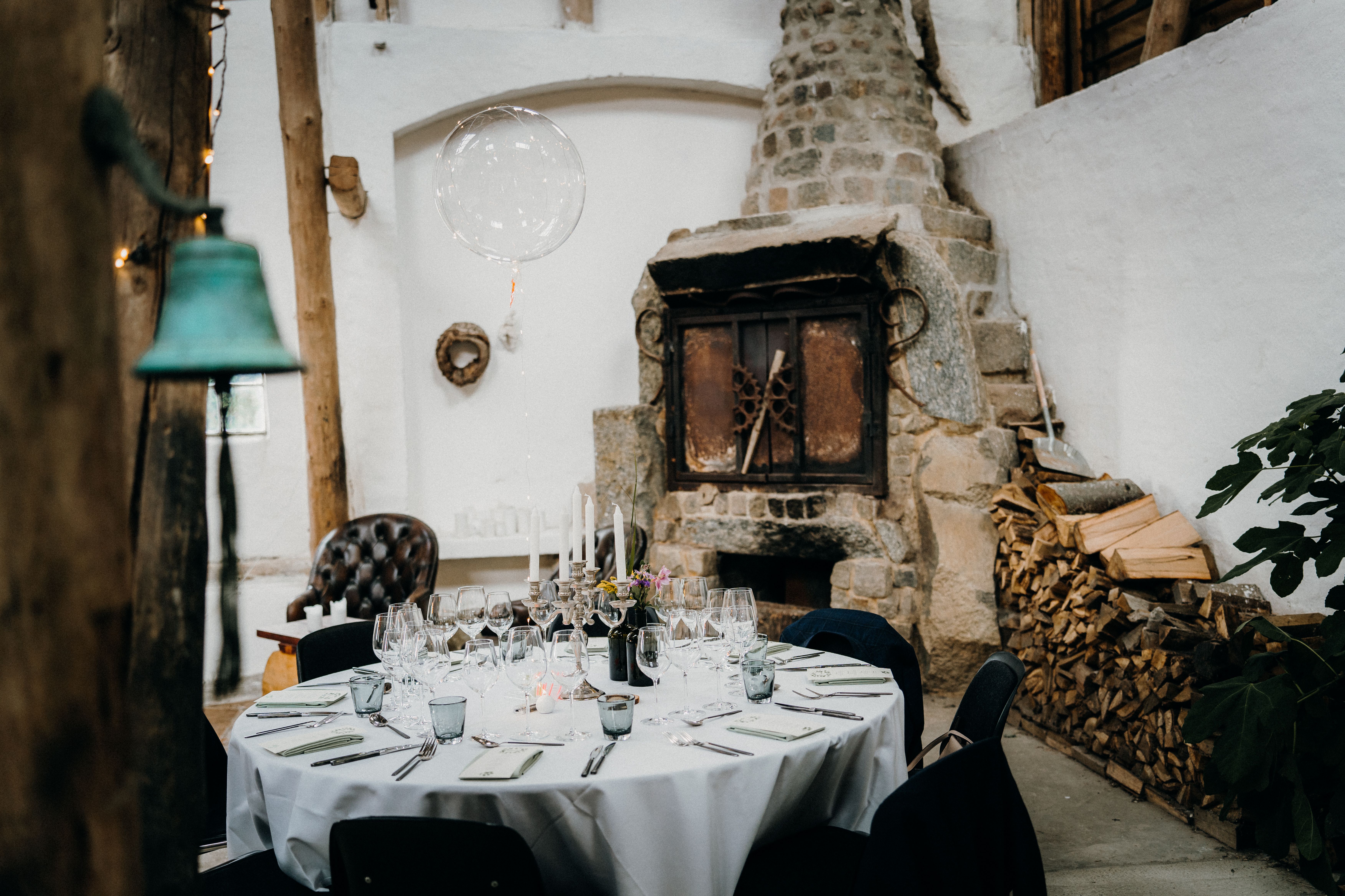 Sala apparecchiata con camino