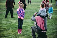 孩子们在公园里玩耍，享受户外时光，捕捉快乐与回忆