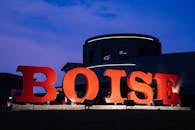 黄昏时分，巨大的现代建筑上，映衬着一座红色“博伊西”标牌