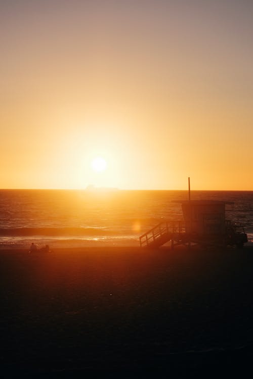 Free Silhouette of a Lifeguard Post Stock Photo