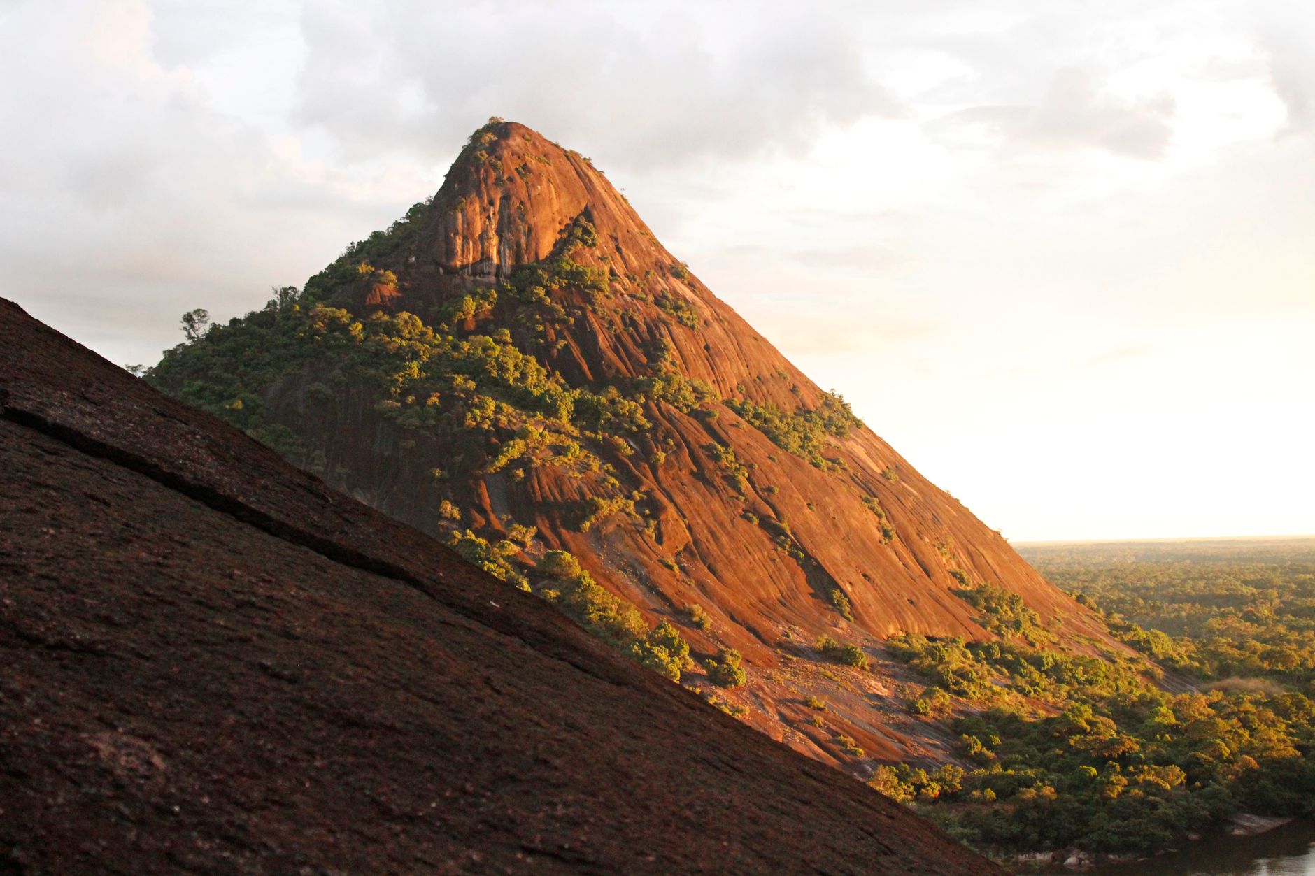 Explore the breathtaking view of Cerros de Mavecure in Inírida, Colombia captured at sunset.. Photo by María Angela Dávila on Pexels