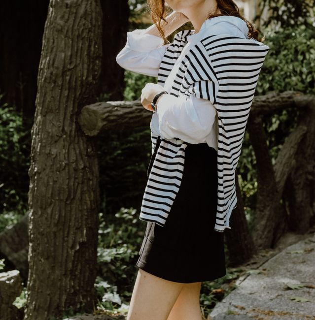 Striped sweater over the shoulders with a shirt and a black skirt, just easy
#styleinspo #white #shirt #skirt