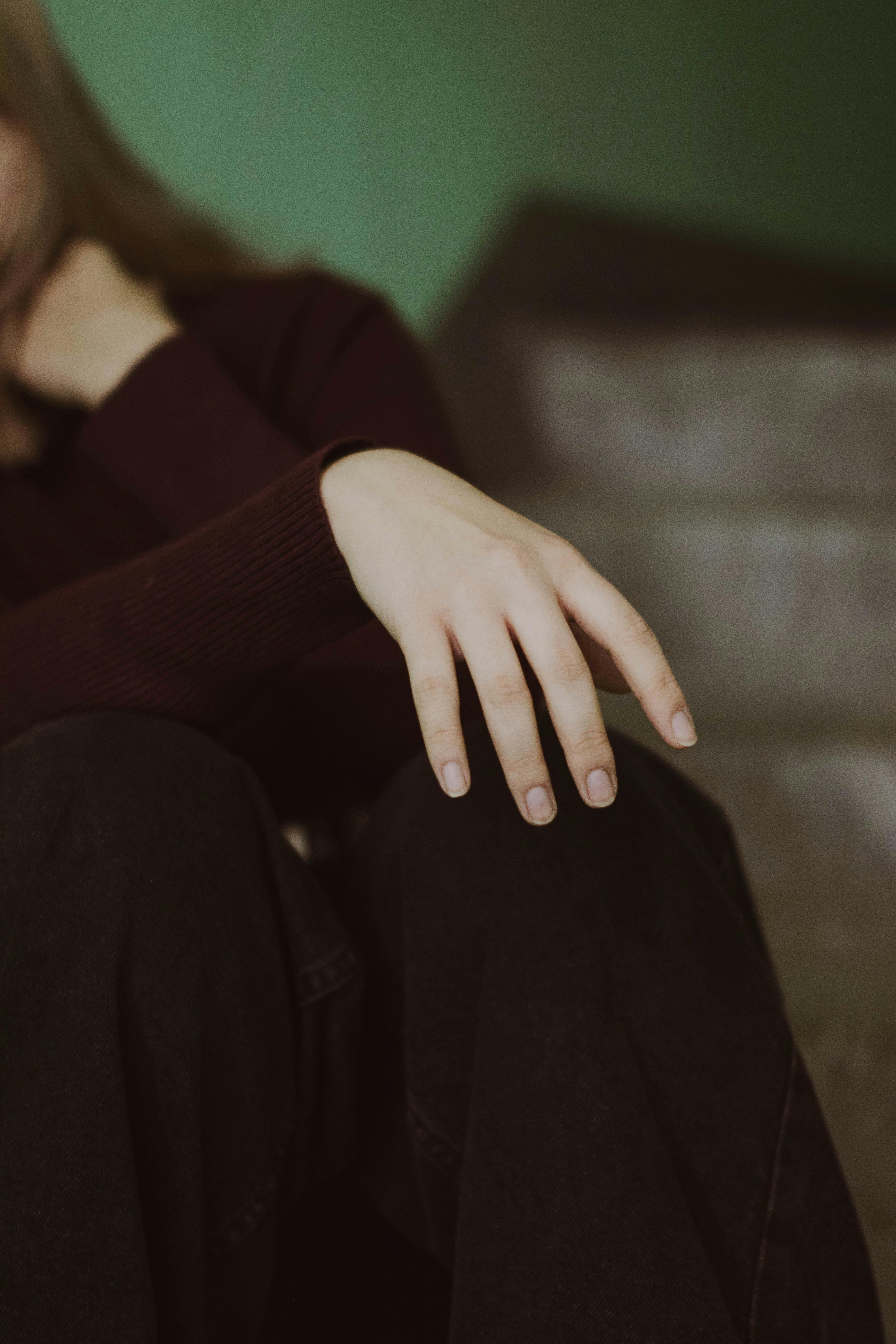 What do long nails say about a woman?