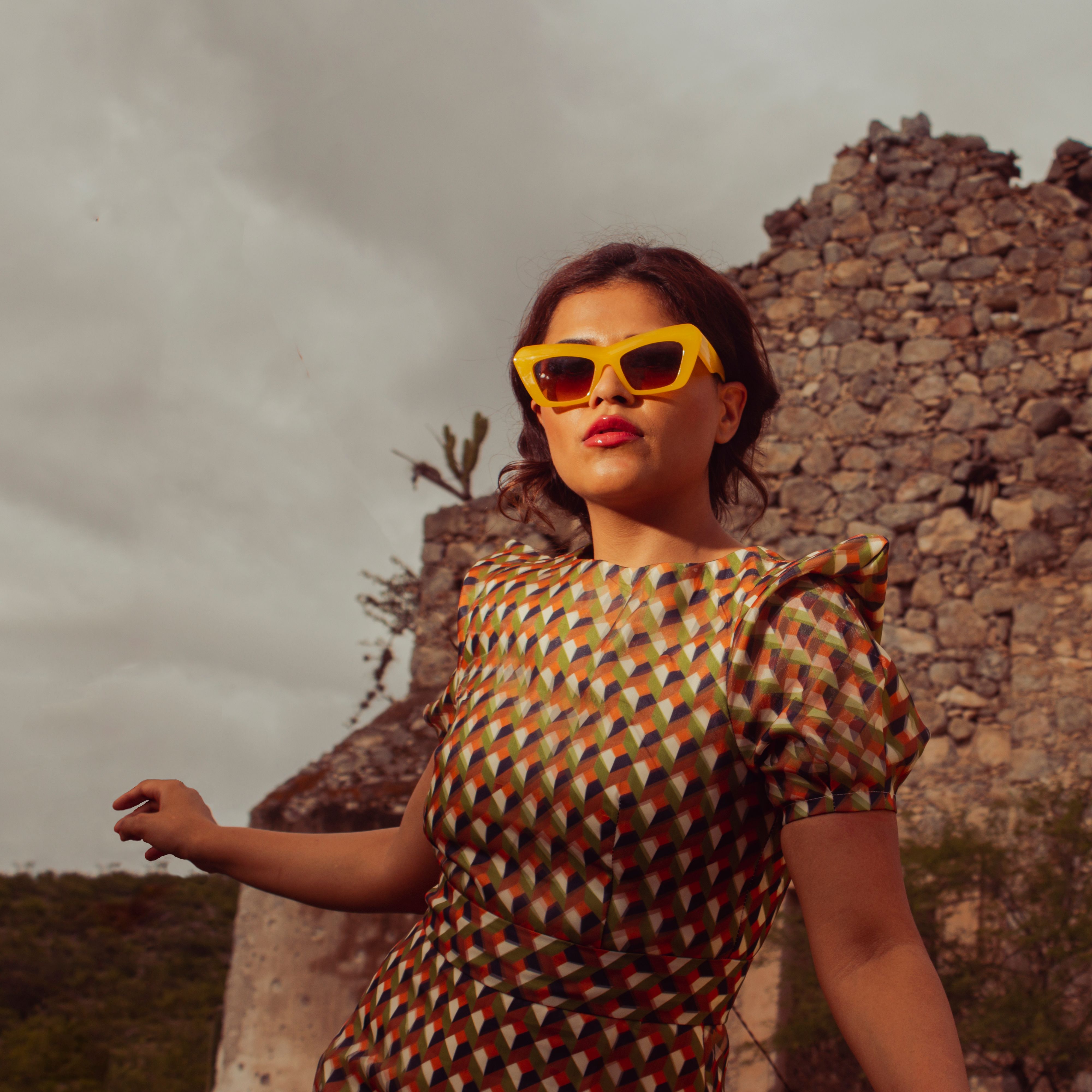 Mujer con vestido estampado de colores