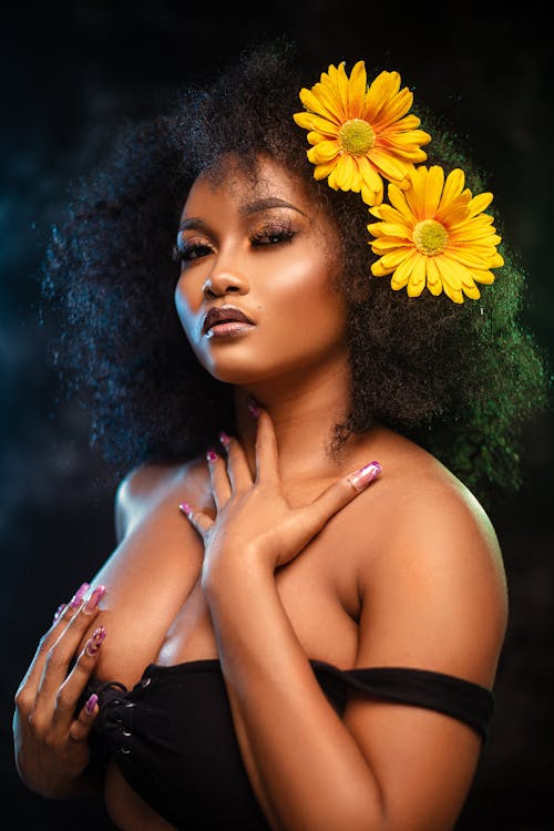 Kostenloses Stock Foto zu afroamerikaner-frau, farbige frau, flora