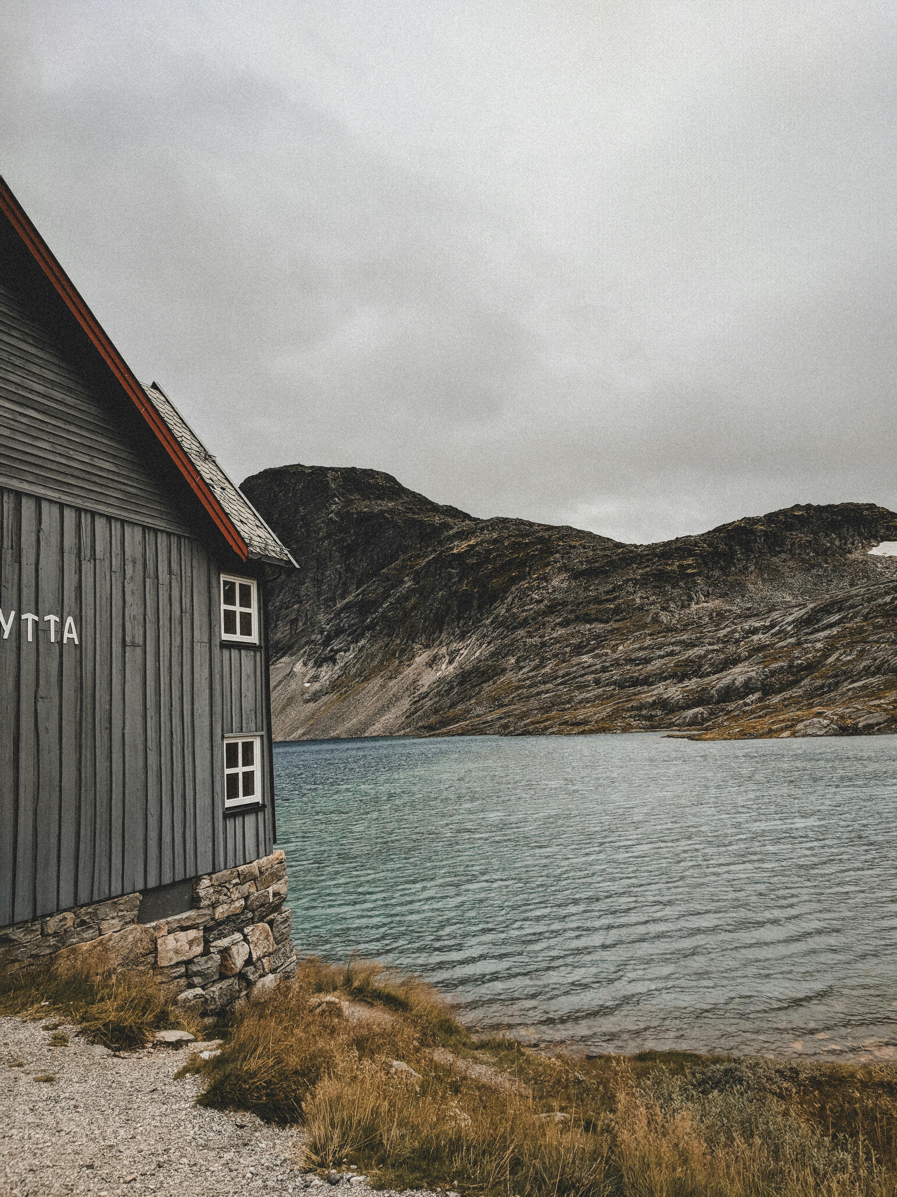 挪威山间湖畔的宁静小屋风景如画，非常适合旅行摄影