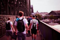 白天，一群男子背着背包行走在科隆的霍亨索伦桥上