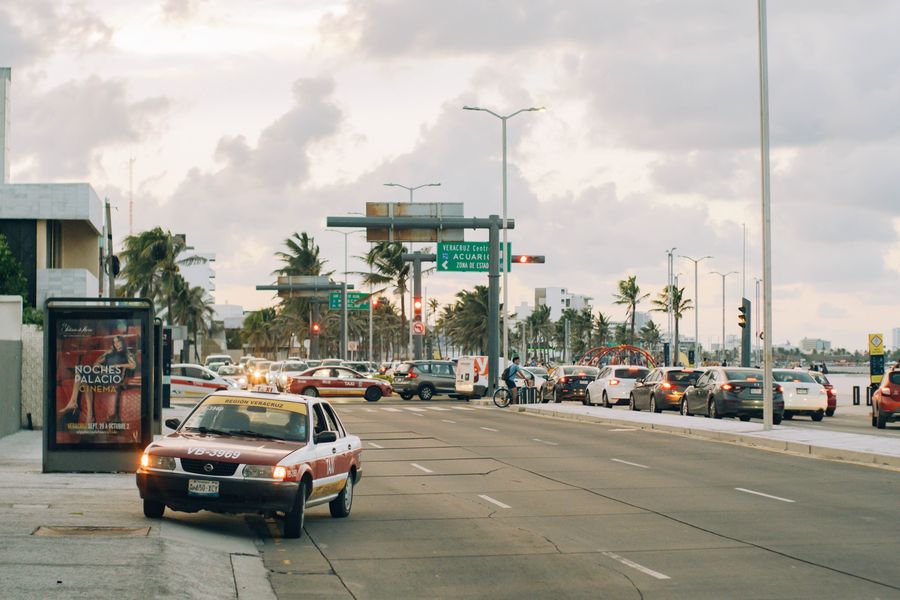 Ciudad turística al atardecer para viajes urbanos y culturales