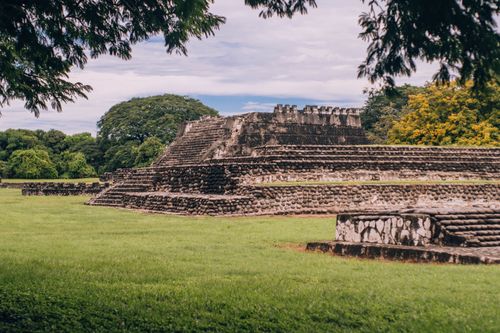 Free Captured ancient pyramid structure surrounded by lush greenery in Zempoala, Veracruz, Mexico. Stock Photo