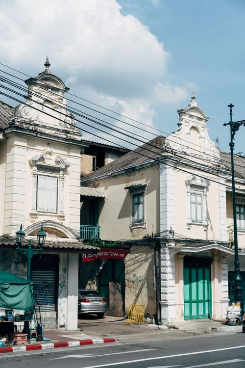 Free Charming colonial-style buildings on a sunny urban street, showcasing historic architectural details. Stock Photo