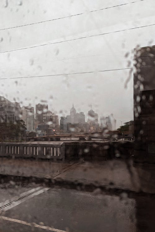 下雨, 垂直拍攝, 建築 的 免費圖庫相片