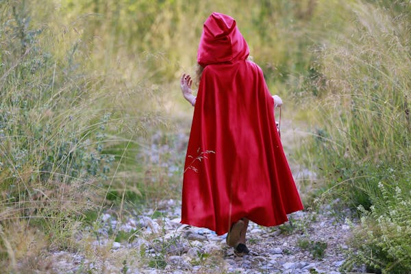 Niña con capucha roja caminando