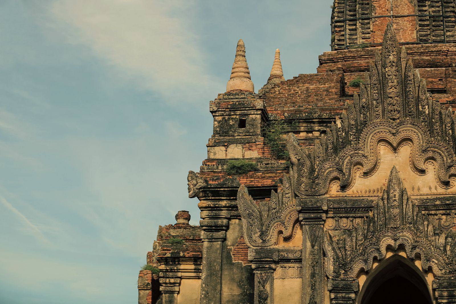 Bagan temples at sunrise with morning mist over the ancient plain — bagan temples landscape