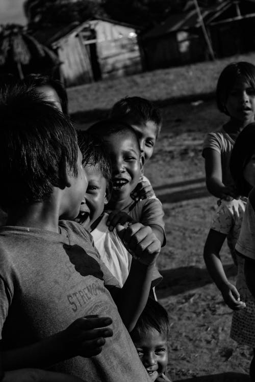 Fotos de stock gratuitas de blanco y negro, chavales, escala de grises