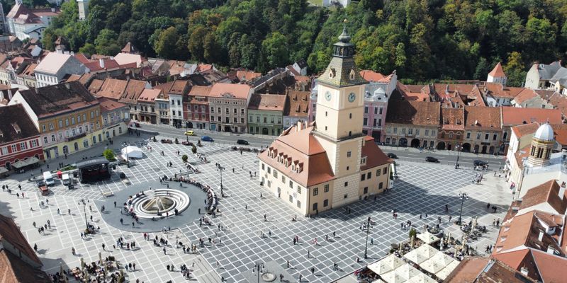 La plaza del casco antiguo de Brașov desde el aire