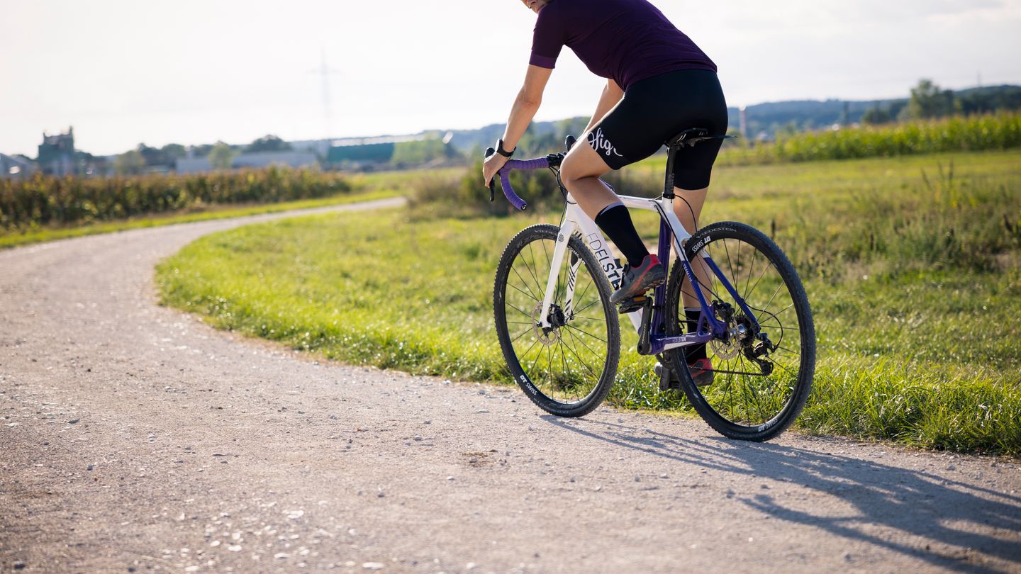 Gravel et cyclotourisme en été 2026 : partir à vélo sur les routes secondaires