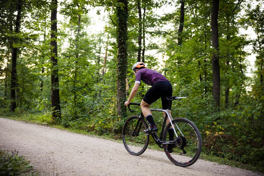 Vététiste sur une piste forestière