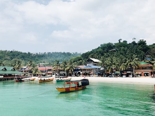 Gelbes Und Rotes Boot Mit Dach Nahe Weißem Sandstrand Auf Einer Tropischen Insel