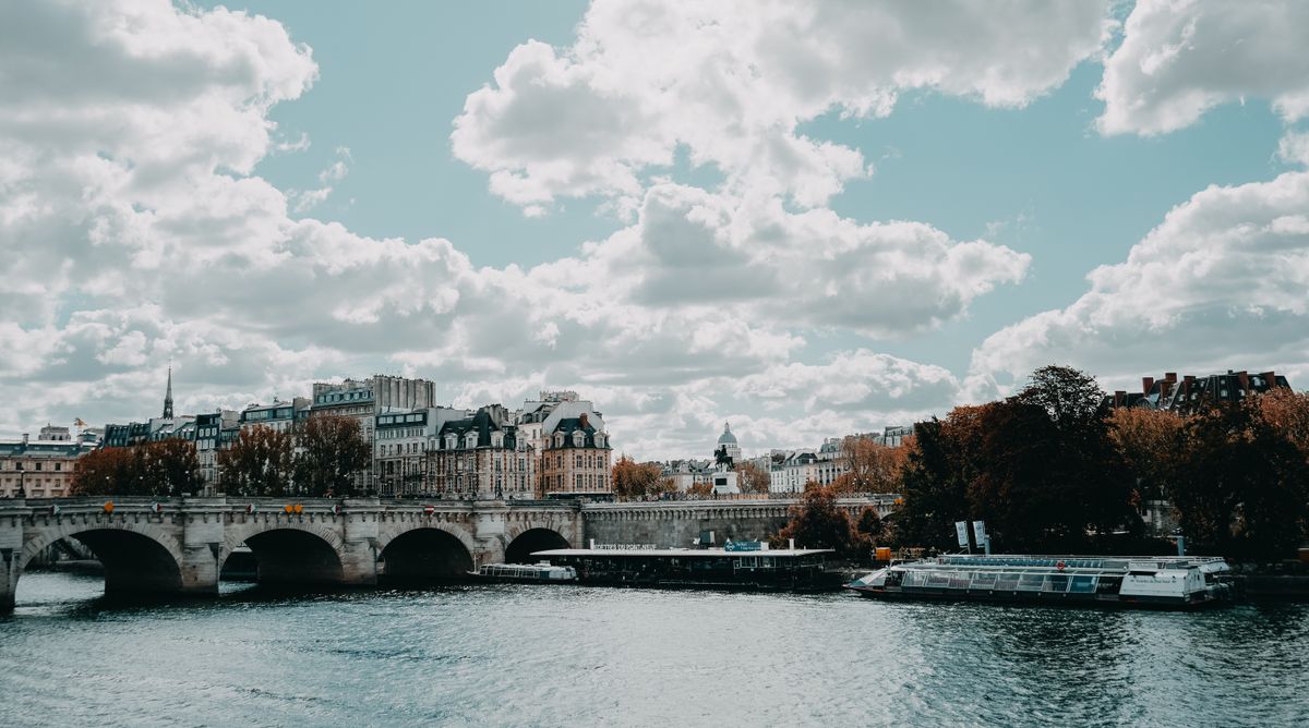 Podul Pont Neuf peste Sena, la Paris