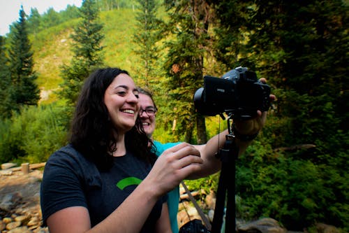Deux Femme Prenant Selfie Au Milieu De La Forêt