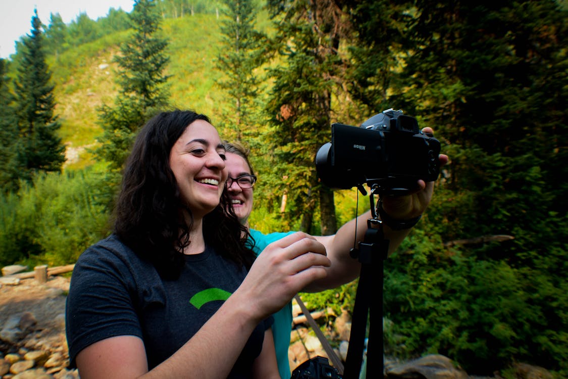 兩個女人在森林中間採取自拍照