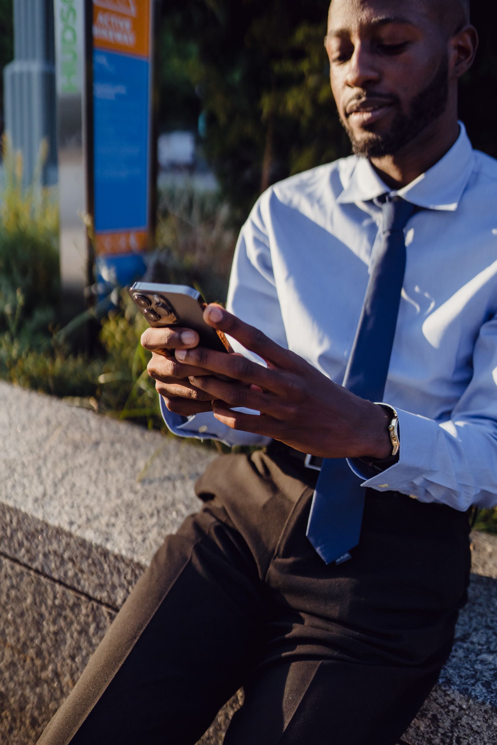 Empreendedor usando smartphone em ambiente urbano profissional