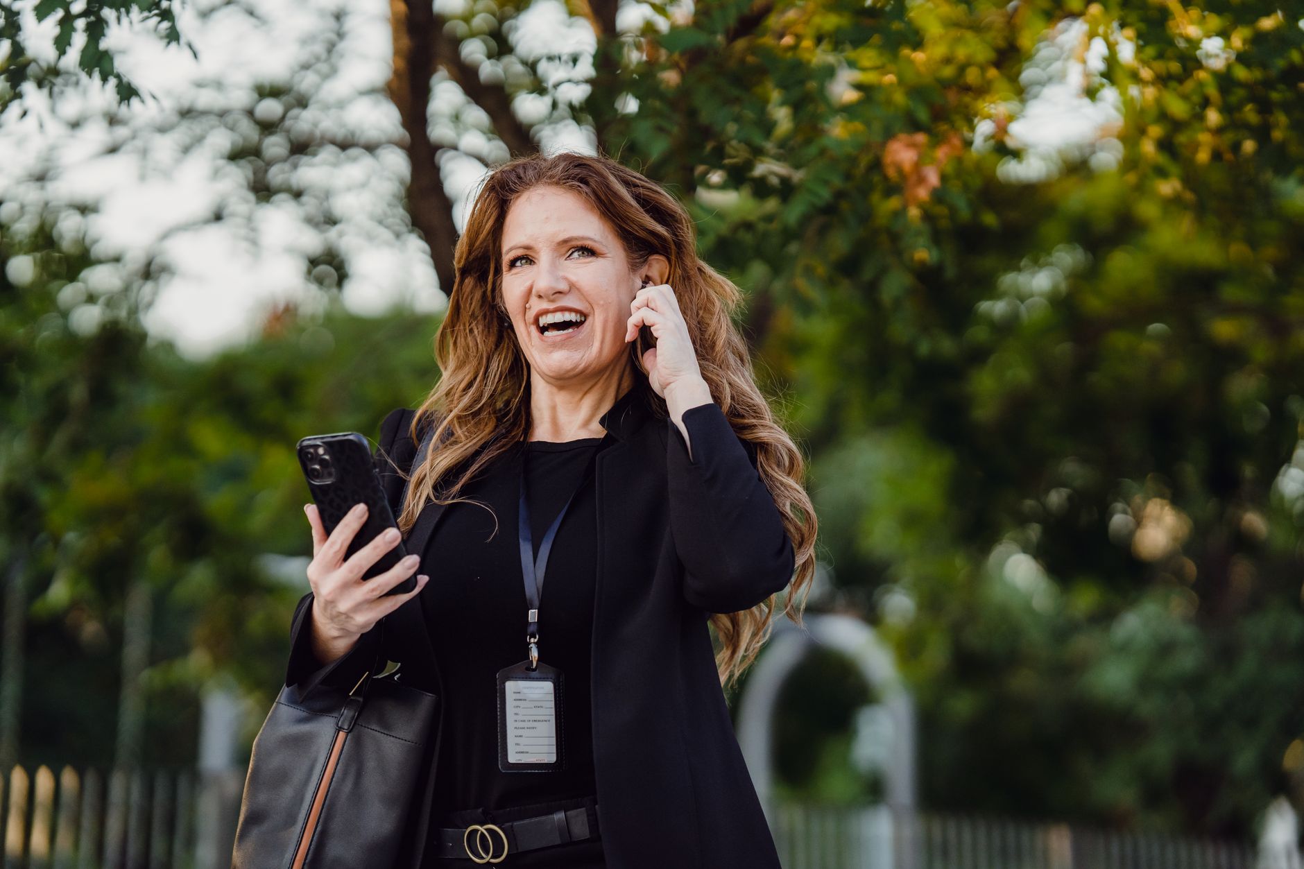 Femme confiante et souriante portant un appareil auditif Starkey, profitant d'une journée ensoleillée