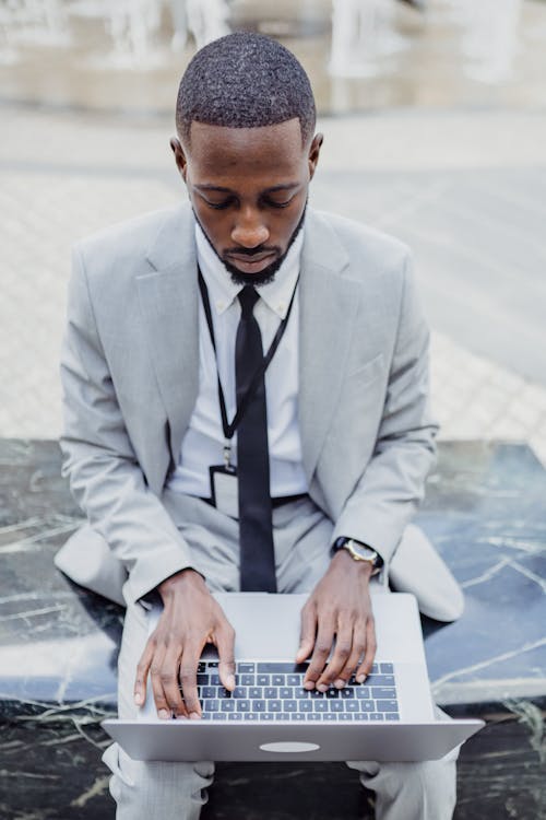 afrikalı amerikalı adam, dikey atış, dizüstü bilgisayar kullanarak içeren Ücretsiz stok fotoğraf