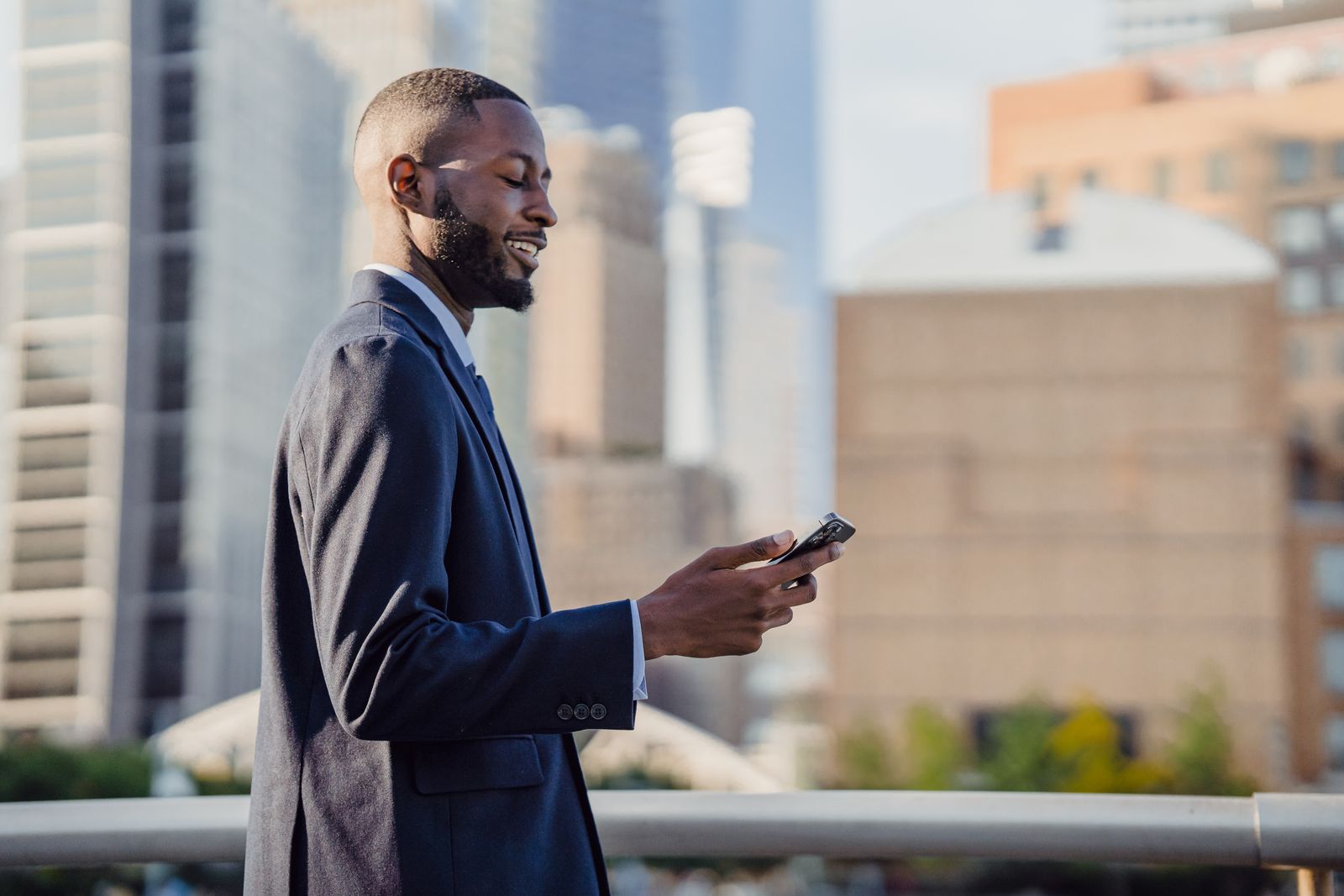 Executivo usando smartphone em área corporativa moderna