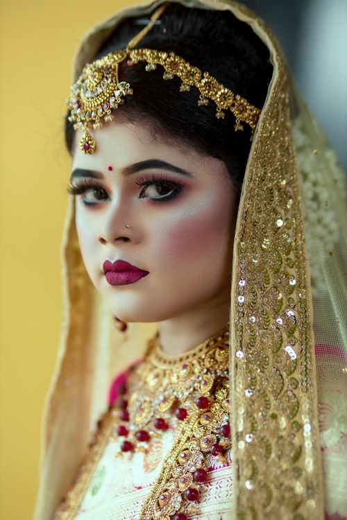 Free Close-up of a South Asian bride with intricate jewelry and traditional attire, showcasing cultural glamour. Stock Photo