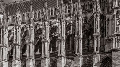 Free Grayscale photo capturing the detailed Gothic architecture of Notre Dame Cathedral in Reims, France. Stock Photo