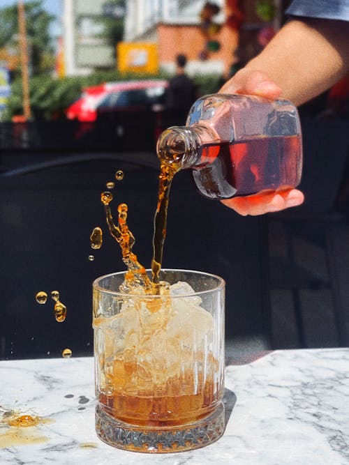 Foto profissional grátis de bebida alcoólica, copo de bebida, derramando