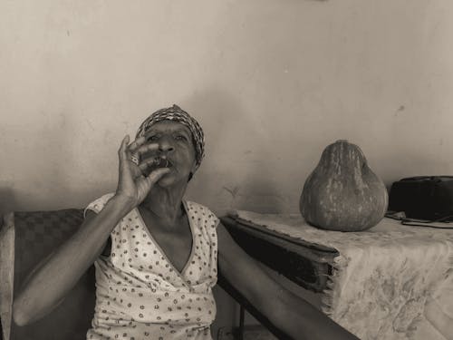 Photos gratuites de cigare, être assis, femme