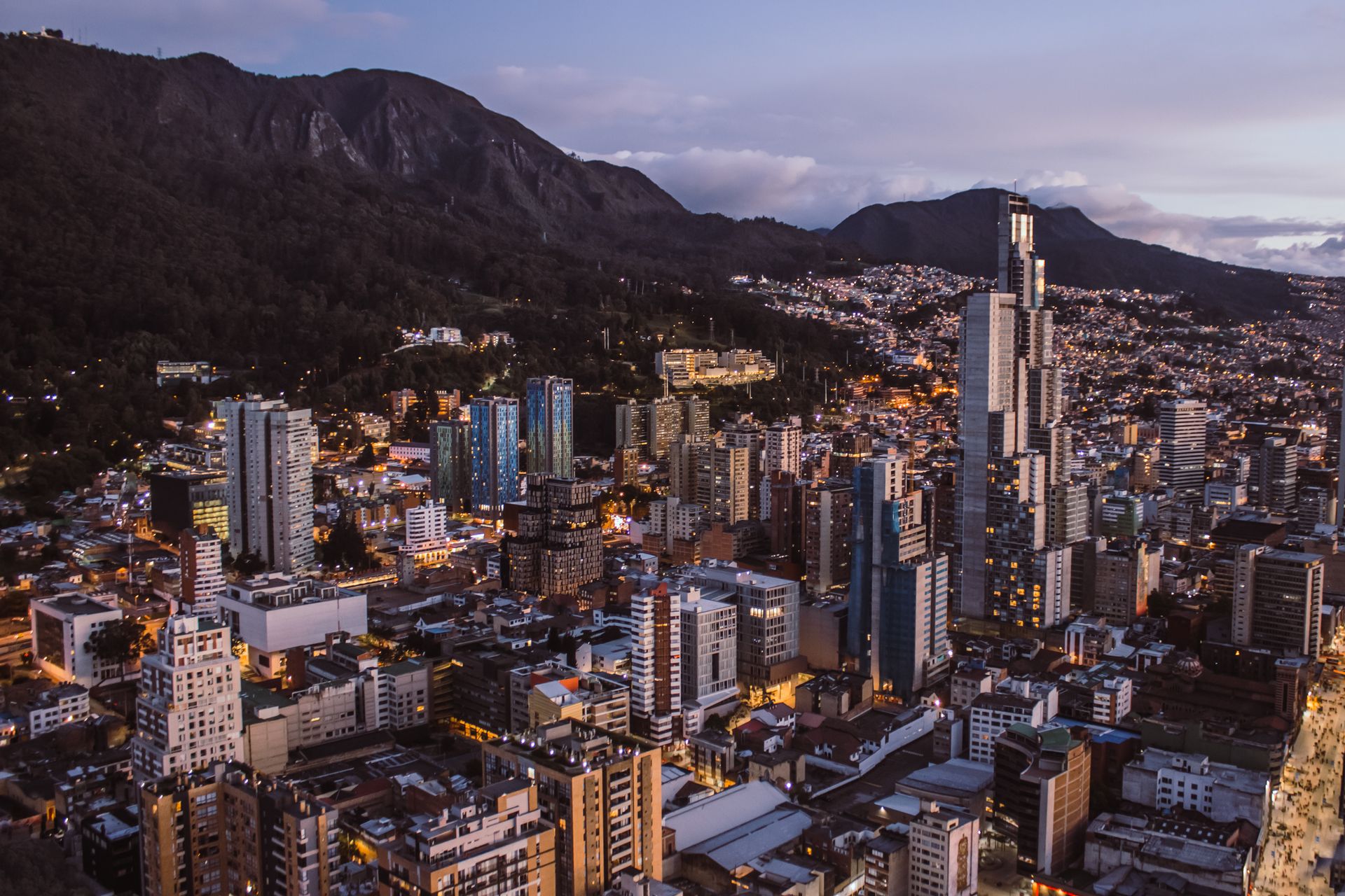 Bogotá al atardecer con las montañas al fondo