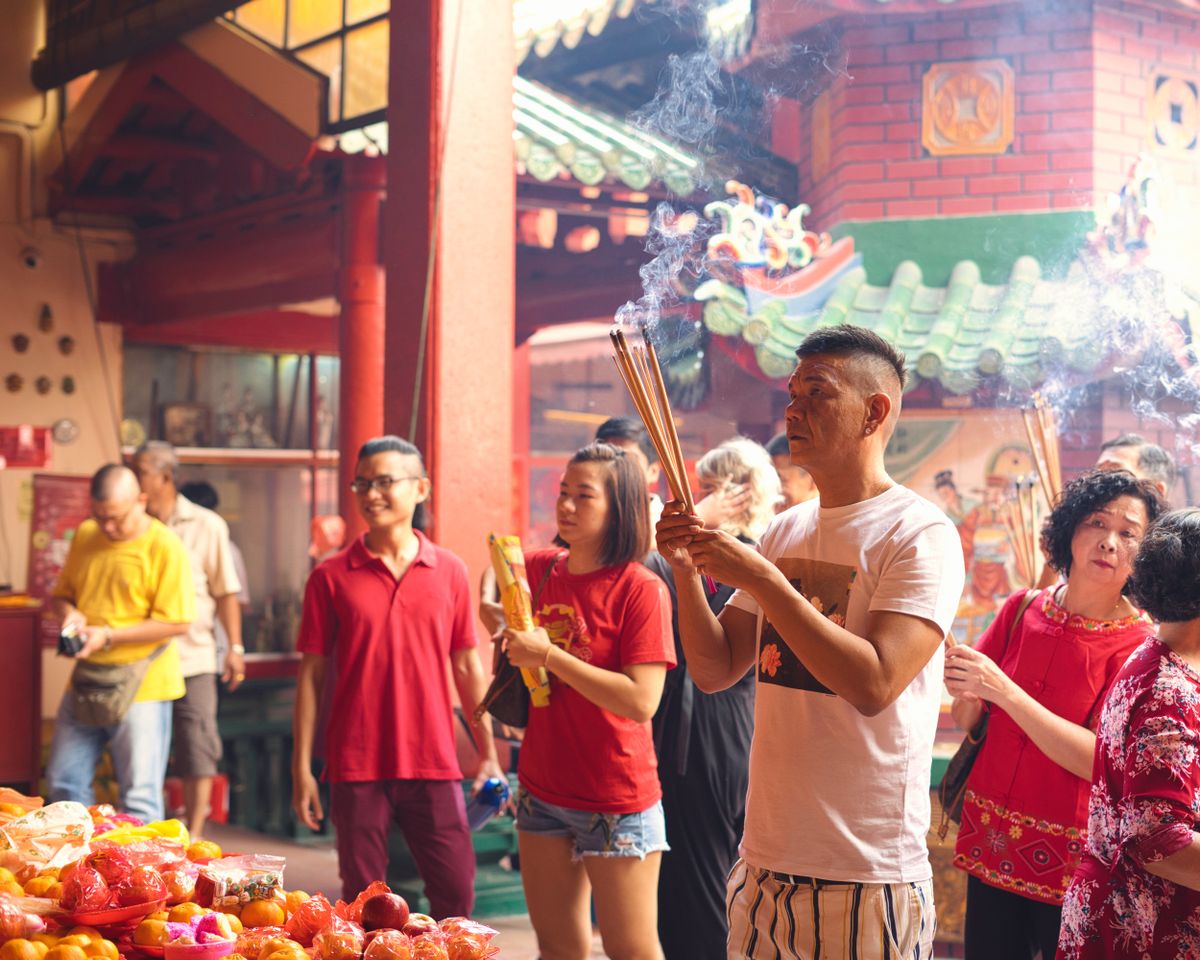 马来西亚华人家庭在清明前准备鲜花、水果和祭拜用品，象征对祖先与亲人的追思，Life Marker 提供清明祭拜准备指南。