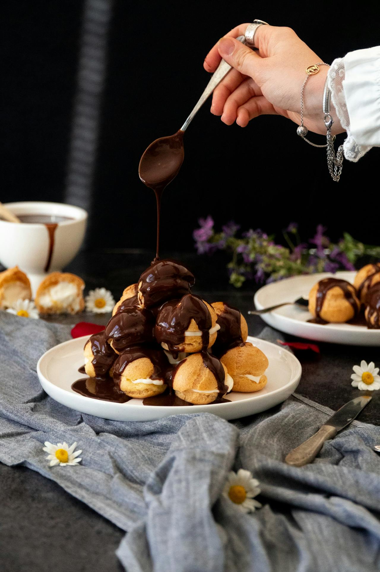 Colatura della glassa lucida sulla torta fredda.