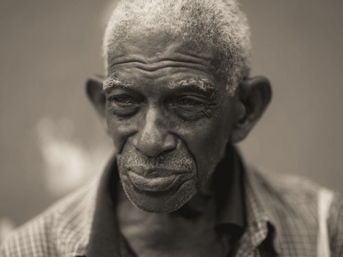 Free Close-up portrait of a thoughtful elderly man with gray hair and wrinkles. Stock Photo