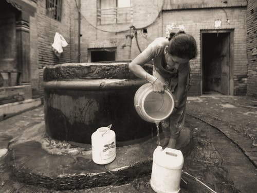 Fotos de stock gratuitas de blanco y negro, bomba de agua, contenedores de plástico