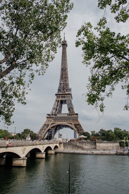 Free Eiffel Tower under a Gray Sky Stock Photo