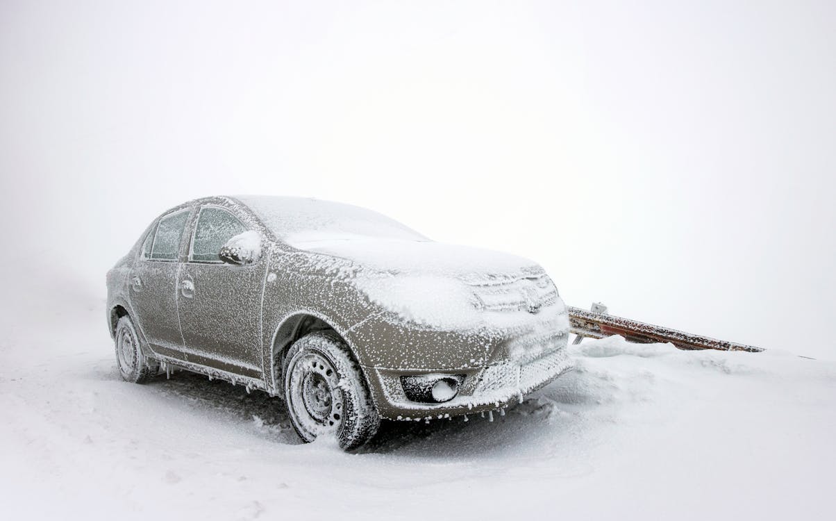 Kostenloses Foto zum Thema: auto, eis, fahrzeug, frost, gefroren, kalt,  schnee, schnee bedeckt, winter