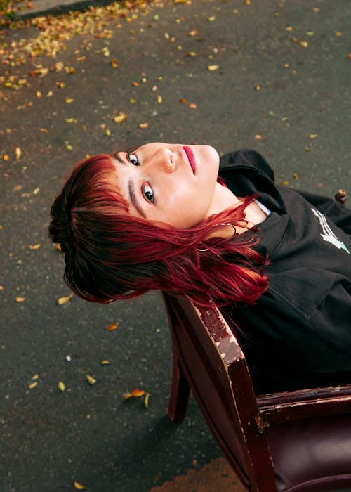 Foto profissional grátis de cabelo tingido, cabelo vermelho, cadeira